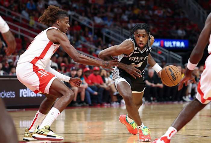 Blake Wesley drives in the paint against Jalen Green.